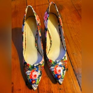 Floral nine west patent leather pumps.
